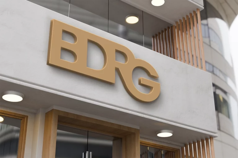 Logo BDRG sur la façade d’un immeuble à Paris, réalisé par Rachel Niveau, infographiste