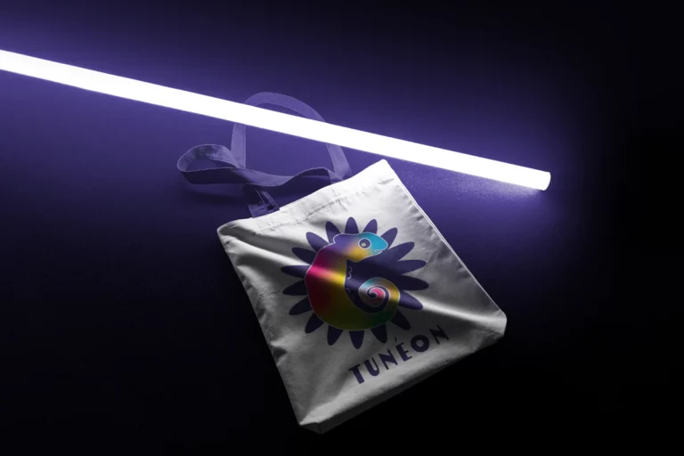 Logo Tunéon sur tote bag illuminé par un néon, création de Rachel Niveau, designer UI à Niort